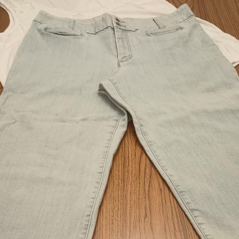 Chico's Size XL (3) Platinum Bleached Cropped Wide Leg Jeans